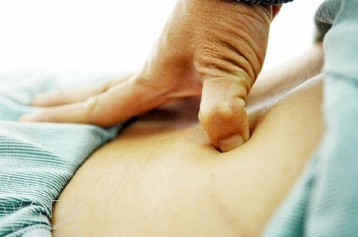 Cách massage bấm huyệt trị đau lưng
