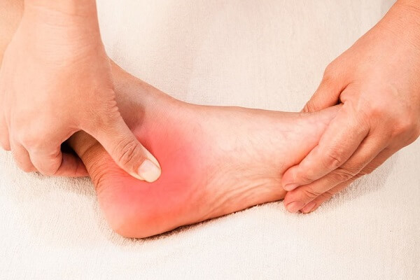 Trị đau gót chân bằng massage xoa bóp